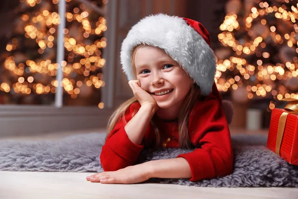 Mignon petit enfant portant le chapeau de Père Noël dans le salon. Noël ti — Photo