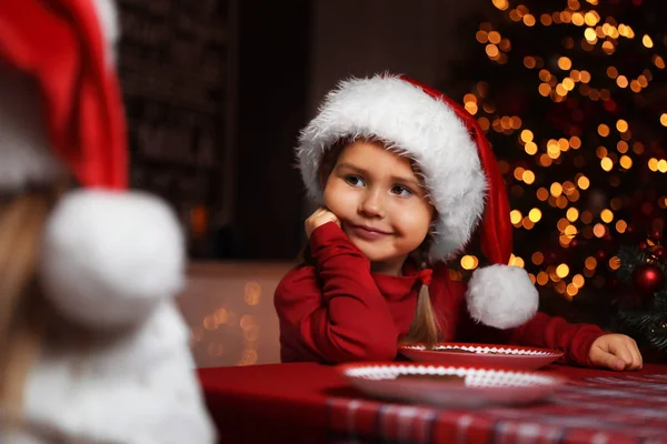 Petits enfants mignons à table dans la salle à manger. Temps de Noël — Photo