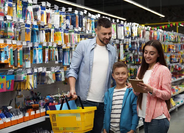 Famille Avec Petit Garçon Choisissant Papeterie Scolaire Supermarché — Photo