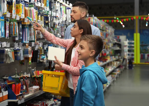 Семья Маленьким Мальчиком Выбирает Школьные Канцтовары Супермаркете — стоковое фото