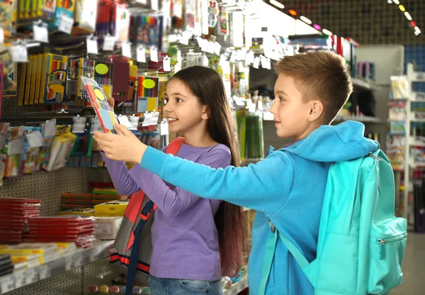 Malé Děti Vybírají Školní Celiny Supermarketu — Stock fotografie