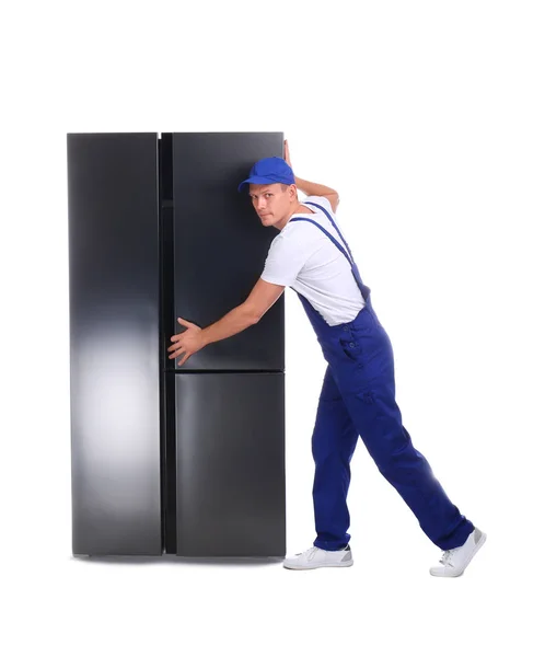 白い背景に冷蔵庫を運ぶプロの労働者 — ストック写真
