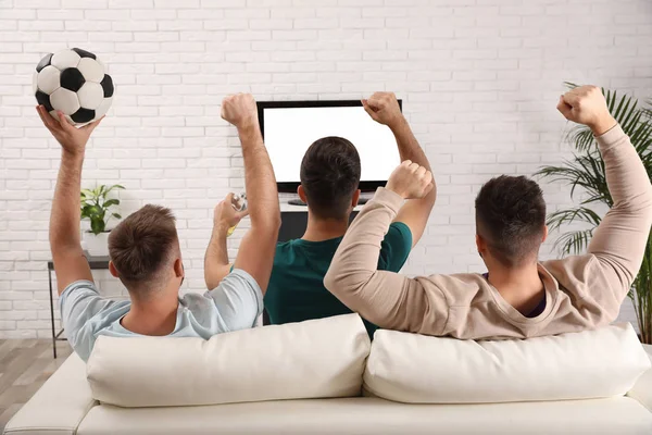 Grupo de amigos viendo fútbol en casa, vista trasera — Foto de Stock