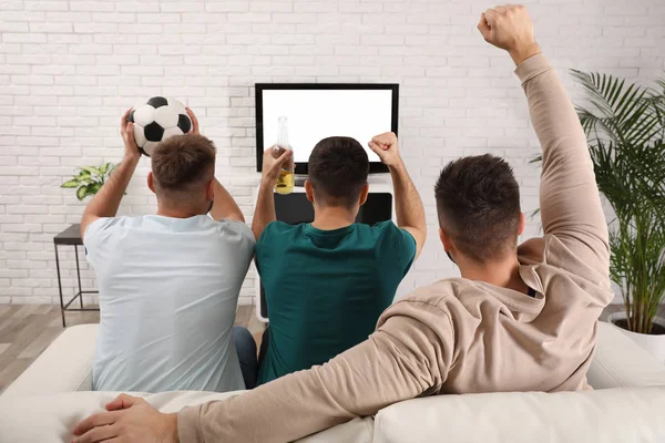 Grupa przyjaciół oglądających futbol w domu — Zdjęcie stockowe