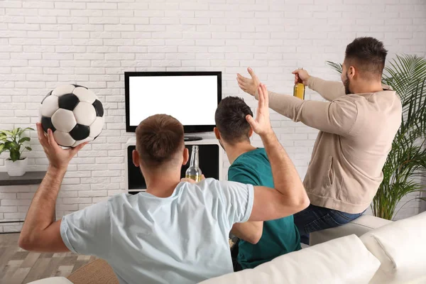 Grupa przyjaciół oglądających piłkę nożną w domu, widok z tyłu — Zdjęcie stockowe