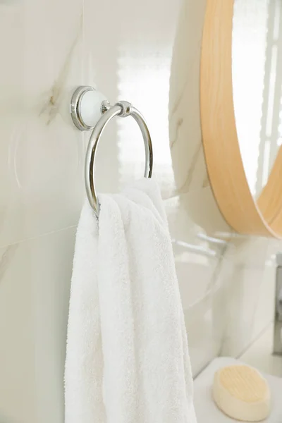 Soporte con toalla limpia en la pared de luz en el baño — Foto de Stock