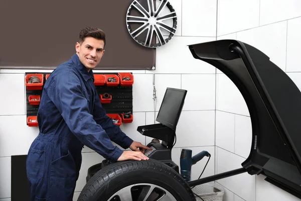 Hombre Que Trabaja Con Máquina Equilibrado Ruedas Servicio Neumáticos — Foto de Stock