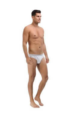 Beyaz arka planda iç çamaşırlı yakışıklı bir adam.