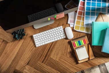 Modern bilgisayarlı, renk paletli, düz yataklı bir tasarımcı işyeri. Metin için boşluk