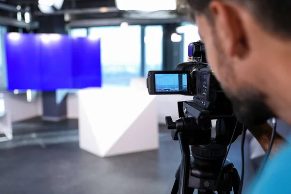 Operador Câmera Vídeo Profissional Trabalhando Estúdio Close — Fotografia de Stock