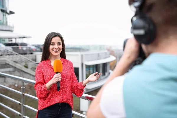 Ung Journalist Och Videooperatör Arbetar City Street — Stockfoto