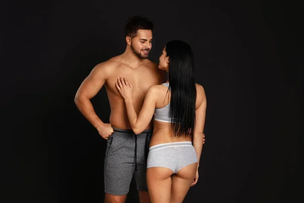 Pareja Joven Ropa Interior Deportiva Gris Sobre Fondo Negro — Foto de Stock