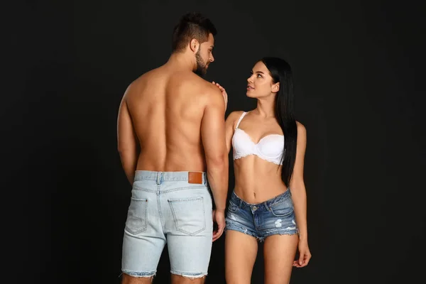 Giovane Donna Biancheria Intima Pantaloncini Jeans Con Suo Ragazzo Sfondo — Foto Stock
