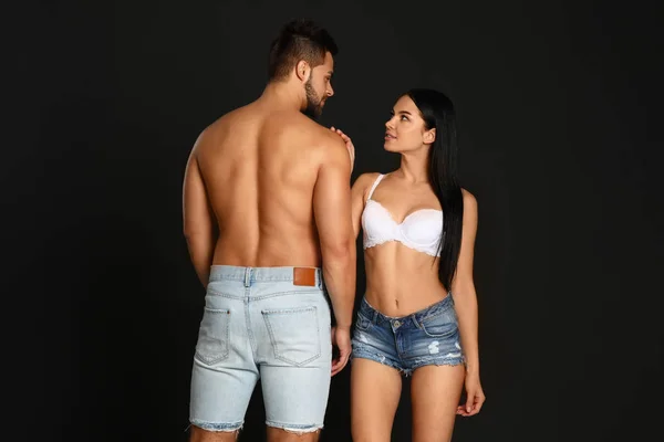 Jeune Femme Sous Vêtements Short Denim Avec Son Petit Ami — Photo