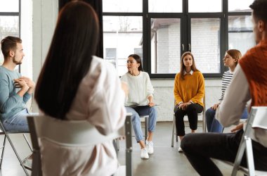 İçeride grup terapisinde hastalarla çalışan psikoterapist.