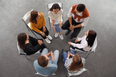 Grup terapi seansında hastalarla çalışan psikoterapist.