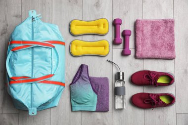 Tahta arka planda spor çantalı düz kompozisyon