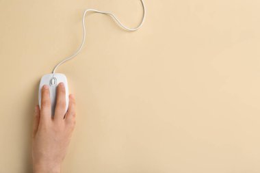 Bej arka planda modern kablo optik fare kullanan kadın, üst 