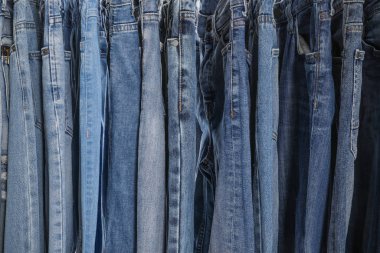 Arka plan olarak farklı tarz kotlar, yakın plan görünümü