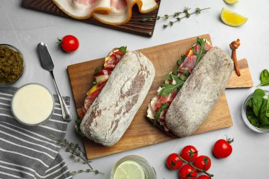 Düz kompozisyon ve nefis sandviçler.