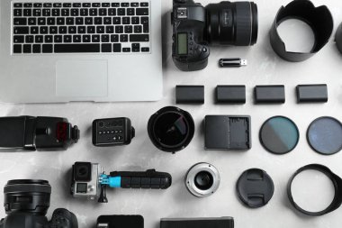 Gri mermer masa üzerinde profesyonel fotoğrafçı için ekipmanla düz kompozisyon