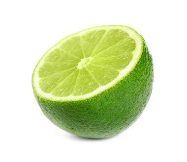 Taze yeşil limonun yarısı beyaza izole edilmiş.
