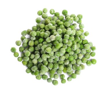 Beyaza izole edilmiş donmuş bezelye yığını, üst manzara. Sebze çorbası.