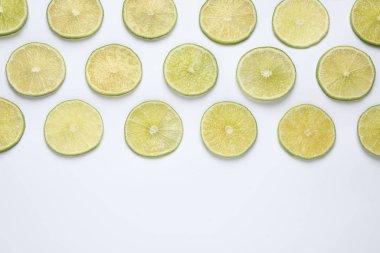 Beyaz arka planda taze limon dilimleri, üst görünüm