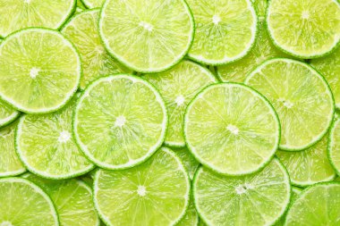 Arka plan olarak pek çok taze limon dilimleri, üst görünüm