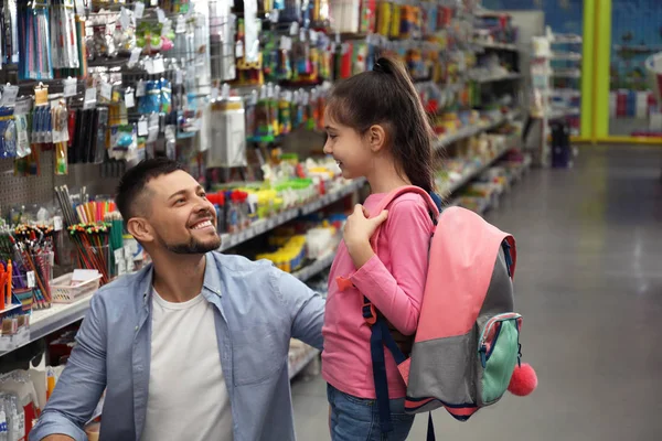 Petite Fille Avec Père Choisissant Papeterie Scolaire Supermarché — Photo
