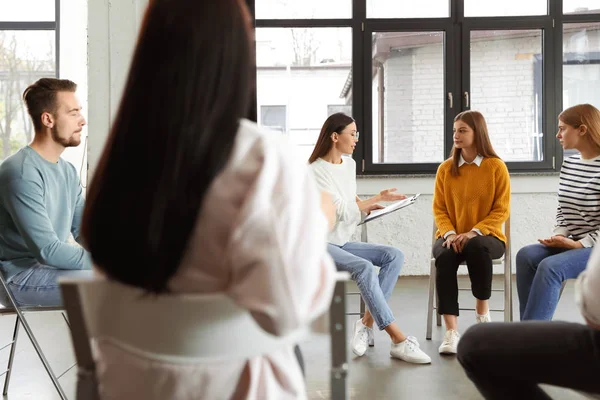 Psicoterapeuta Trabajando Con Pacientes Sesiones Terapia Grupo Interiores — Foto de Stock