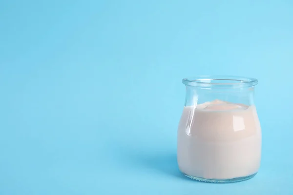 Lekkere Biologische Yoghurt Lichtblauwe Achtergrond Ruimte Voor Tekst — Stockfoto