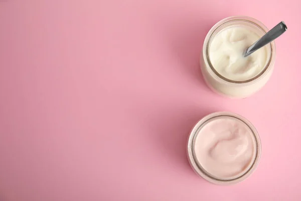 Gustoso Yogurt Biologico Sfondo Rosa Posa Piatta Spazio Testo — Foto Stock