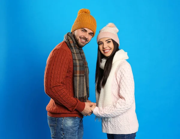 Feliz Pareja Joven Ropa Abrigo Sobre Fondo Azul Vacaciones Invierno — Foto de Stock