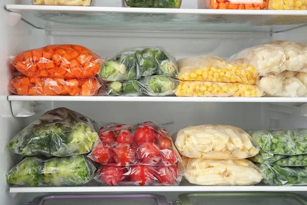 Bolsas Plástico Con Diferentes Verduras Congeladas Nevera — Foto de Stock