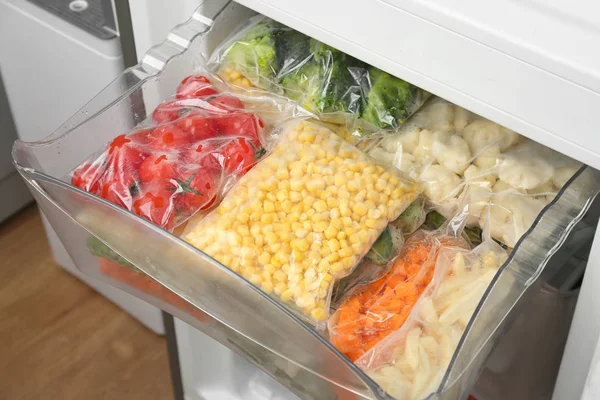 냉장고에 야채가 비닐봉지 — 스톡 사진