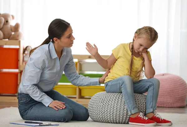 Psicoterapeuta infantil trabajando con una niña en el consultorio —  Fotos de Stock