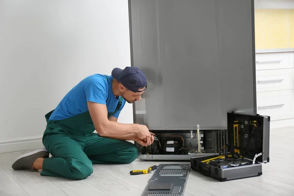 Técnico Masculino Con Alicates Reparando Refrigerador Interiores —  Fotos de Stock