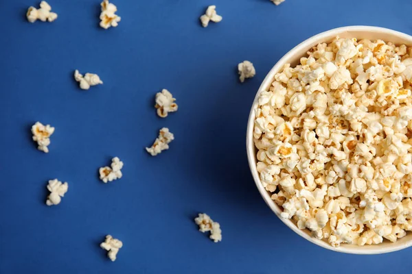 Leckeres Popcorn Auf Blauem Hintergrund Flache Lage — Stockfoto