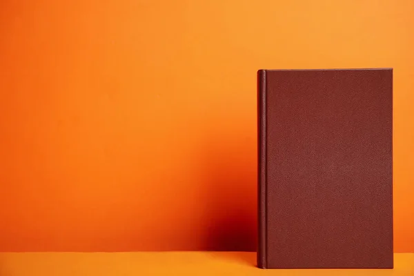 Hardcover Buch Auf Orangefarbenem Hintergrund Raum Für Gestaltung — Stockfoto