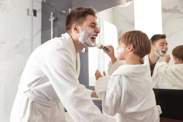 Tata i syn z pianką do golenia na twarzy dobrze się bawią w wannie — Zdjęcie stockowe