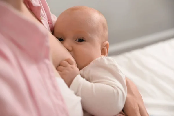Giovane donna che allatta il suo bambino, primo piano — Foto Stock