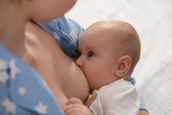 Mladá Žena Kojit Své Malé Dítě Detailní Záběr — Stock fotografie