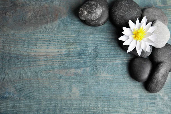 Kamienie Kwiatem Lotosu Miejsce Tekst Niebieskim Drewnianym Tle Płaskie Leżał — Zdjęcie stockowe