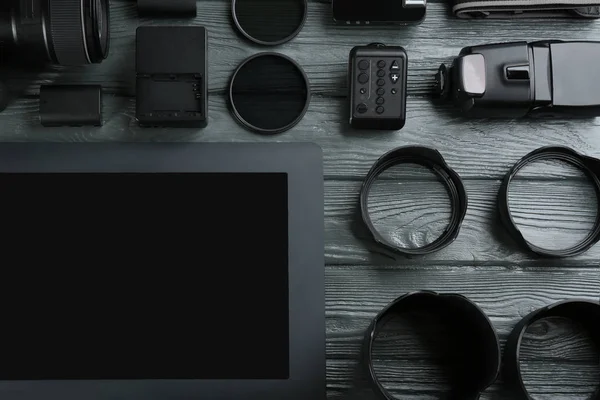 Composición Plana Con Equipo Para Fotógrafo Profesional Sobre Mesa Madera —  Fotos de Stock