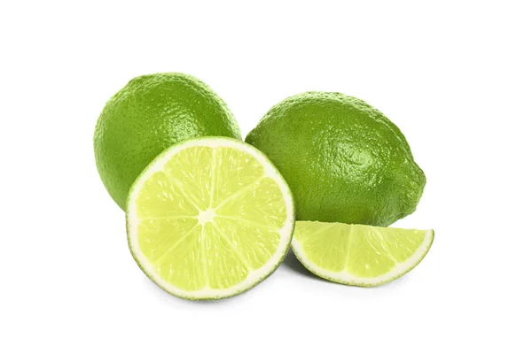 Limas verdes maduras frescas aisladas en blanco — Foto de Stock