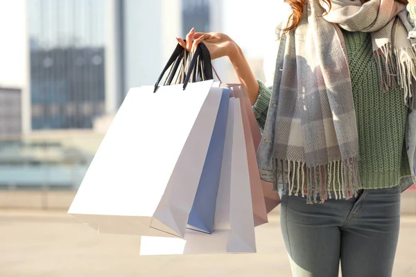 Schöne junge Frau mit Einkaufstaschen im Freien, Nahaufnahme — Stockfoto