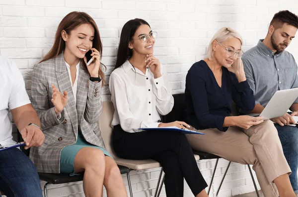 Personas Que Esperan Una Entrevista Trabajo Oficina — Foto de Stock