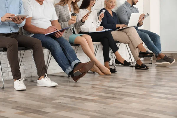 Personas que esperan una entrevista de trabajo en la oficina, primer plano — Foto de Stock