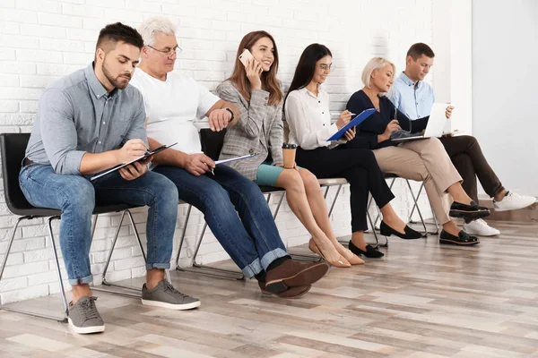 Personas Que Esperan Una Entrevista Trabajo Oficina —  Fotos de Stock